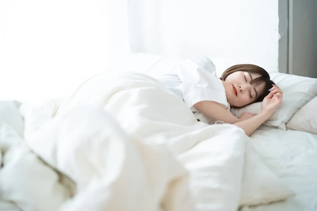 秋に眠れないのはなぜ?40代女性の睡眠不足とストレスを整える快眠法