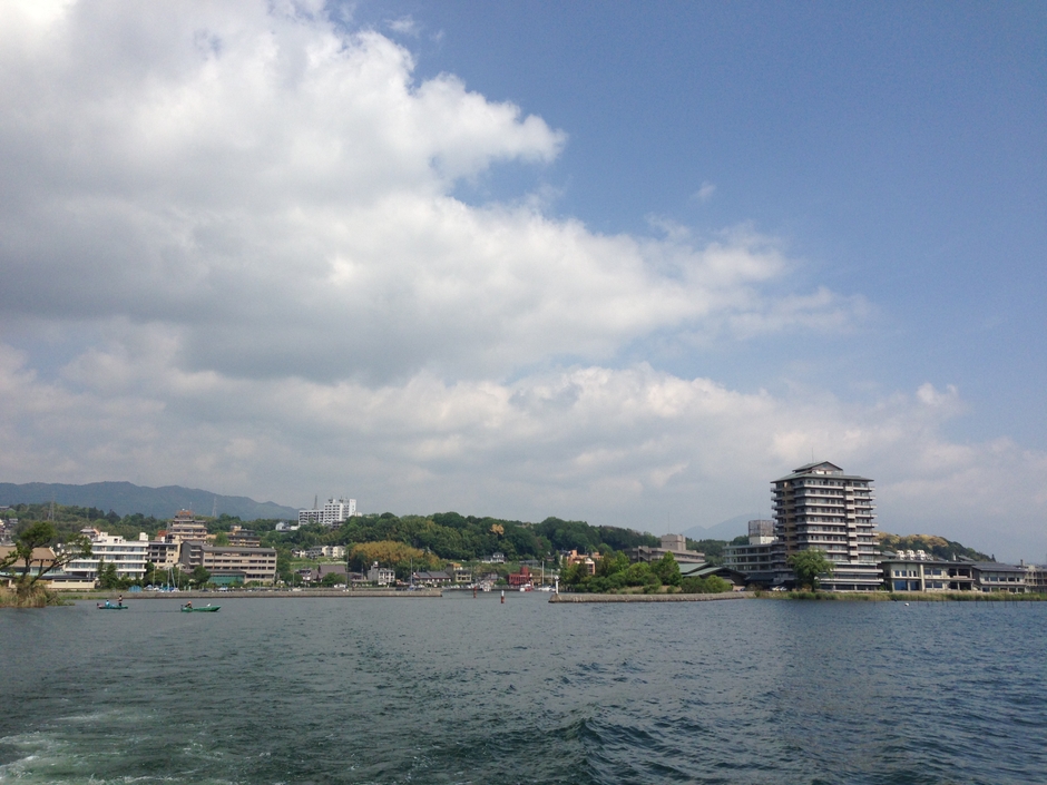 おごと温泉街（湖上より）