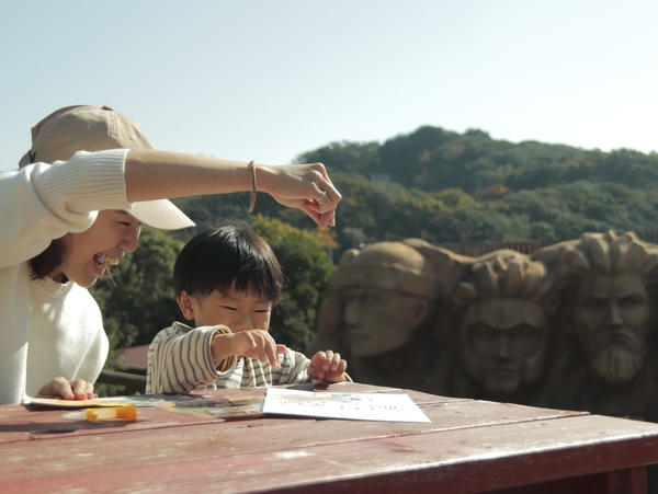 ▲はじめての砂絵!世界にひとつだけのアートを生み出そう