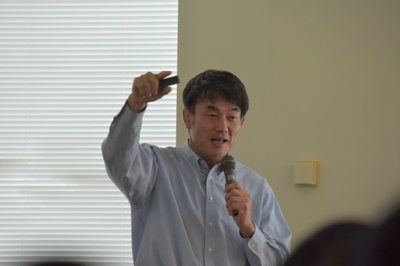 薬学部で講義をする小泉准教授