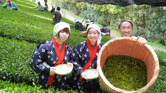 中窪製茶園の中窪様（右）と共に撮影