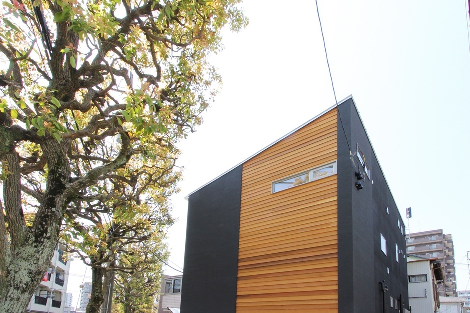 【東京都江戸川区|28坪】スタイリッシュの外観が個性的な、車好きが憧れる二世帯ガレージハウス。