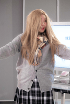 当時の女子高生ファッションをする現在の女子高生