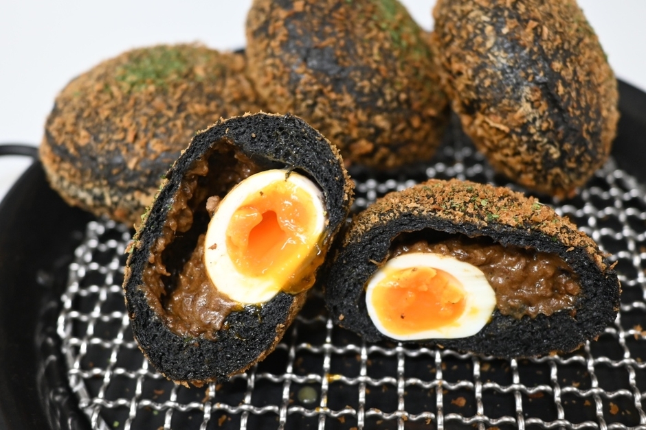 とろーり天てり卵のブラックカレーパン