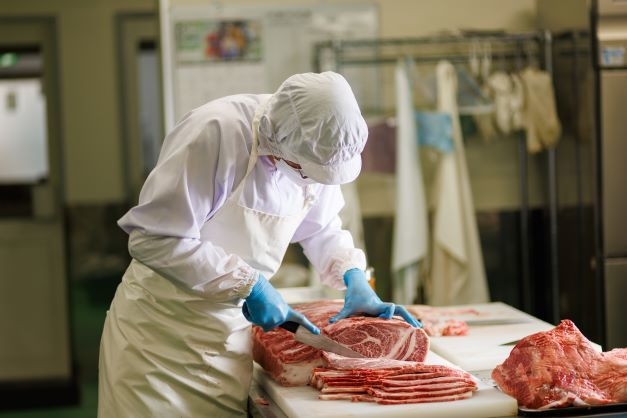 肉の目利きが用途に応じた肉を選定