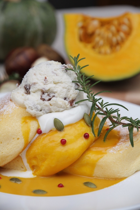 「かぼちゃのパンケーキ 栗のレーズンバターのせ」2