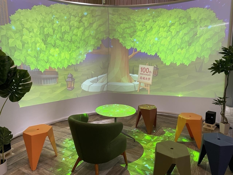 完成したスクリーンと「名城の木」のプロジェクション