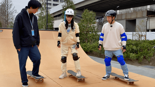 スケボーショップ「ライダース」松田さん（左）の指導