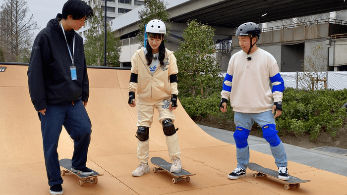 スケボーショップ「ライダース」松田さん(左)の指導