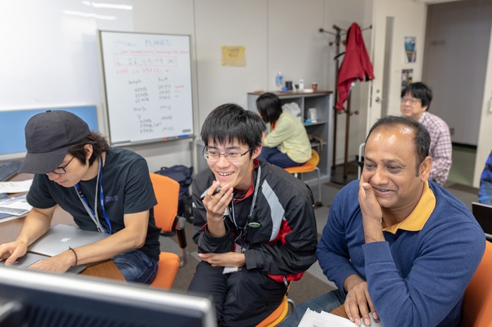 【5日目】BL11 Planetの実習の様子。他のBLより早くプレゼン資料の作成に取り掛かった。