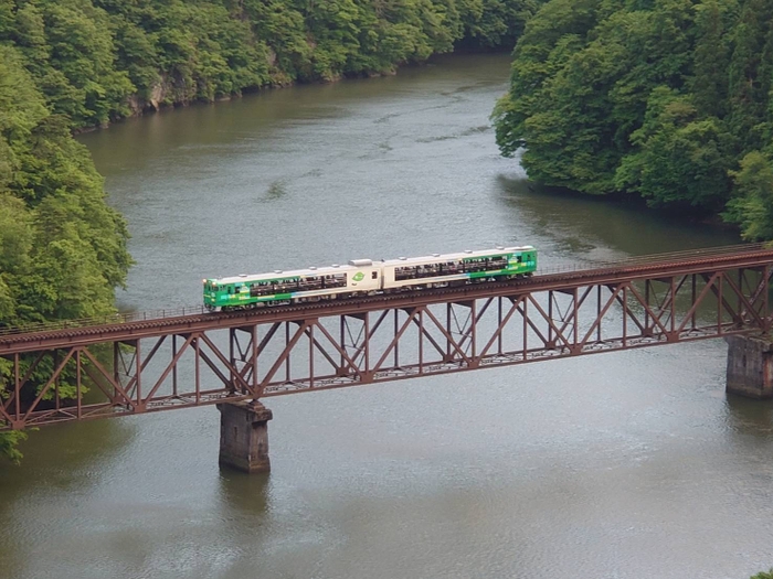 只見線を走るトロッコ列車