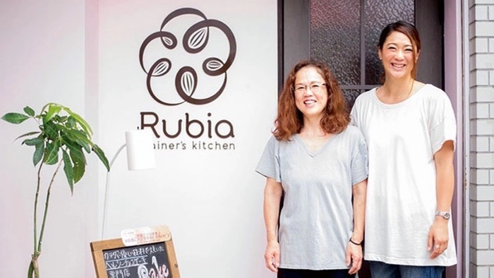 グルテンフリースイーツ専門店『RUBIA』は今年で9年目となり多くのお客様に愛されている (写真左は母の美千代さん)