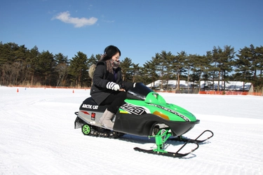 スノーラフティング、スノーモービル、スノーチュービングで冬を楽しもう！ 家族揃って雪遊び【富士すばるランド】