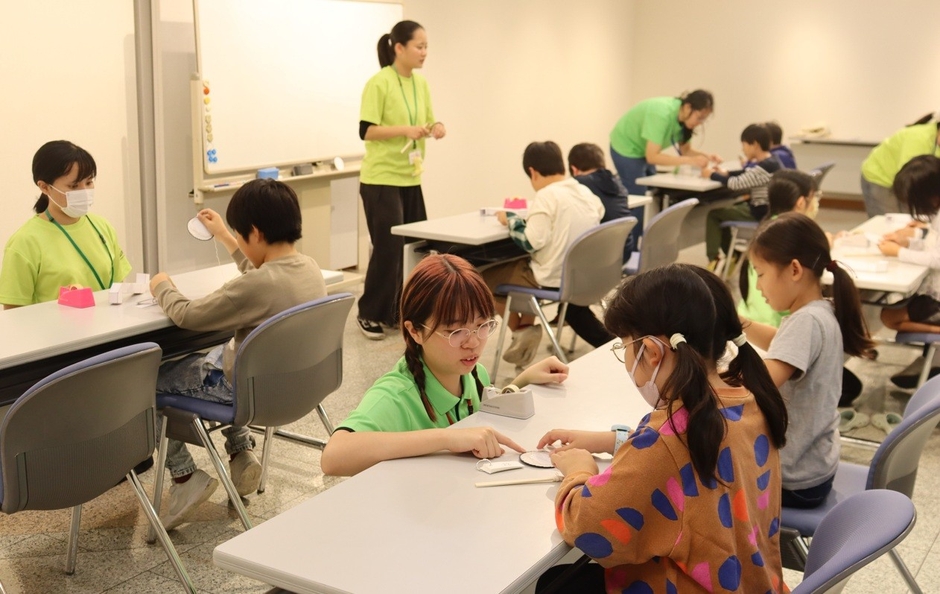 糸を何度も巻いてコースター作り