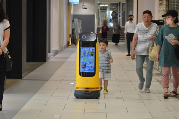 三井ショッピングパーク ららぽーと海老名で 「歩く広告塔」ロボットの実証実験を実施