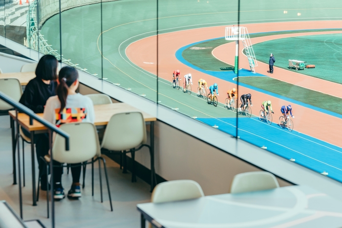 Restaurant “FORQ”からレース観戦