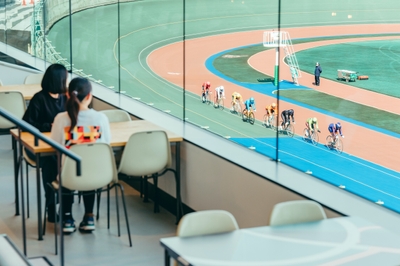 Restaurant “FORQ”からレース観戦