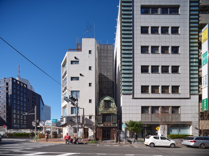 ビルに挟まれて建つ街の風景＿昼