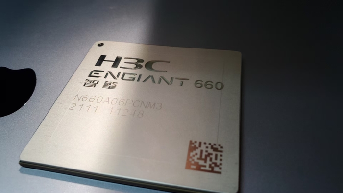 ネットワークプロセッサーチップ「ENGIANT 660」写真提供：H3C Semiconductor