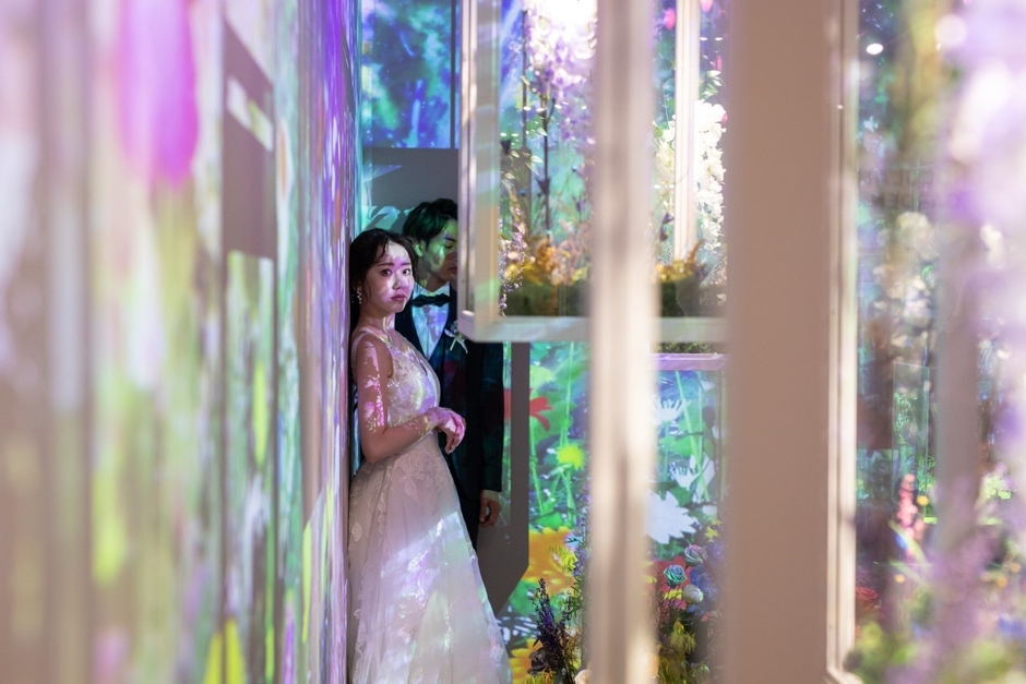 営業時間外に貸し切って撮影を行うため、アート空間のほか施設内すべての空間が撮影スポットとして使用可能に。人目を気にすることなく、特別な空間での結婚写真を残すことができます。