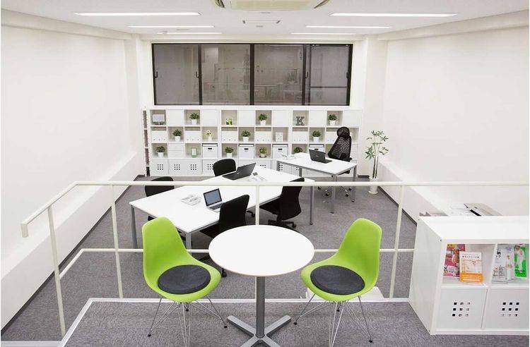 【港区・居抜きオフィス】某有名人が使用していたおしゃれなフロアの募集です！周辺環境良し、天高３メートル越えの好物件のご紹介