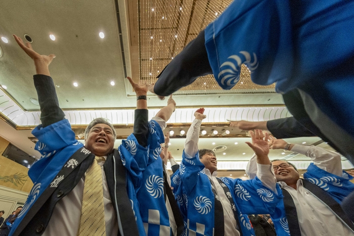 優勝に沸く社員