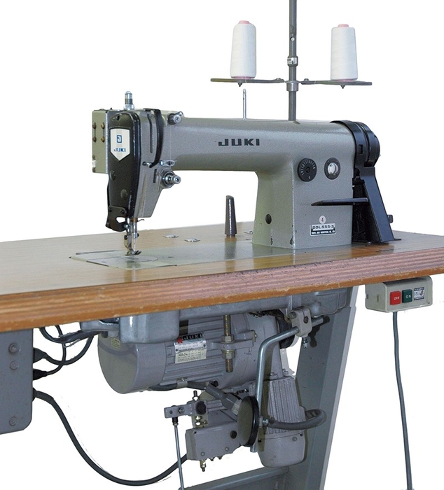 1969年、「自動糸切り機構」の安定品質に成功し、この機構を搭載した工業用ミシン（DDL-555-2）を発売。世界トップシェアへの足掛かりとなった（JUKI提供）