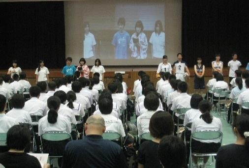 おもしろ理科実験 や体験授業 クラブ体験など企画満載 夏のオープンスクール 近中力だめしテスト開催 附属豊岡高等学校 中学校 Newscast