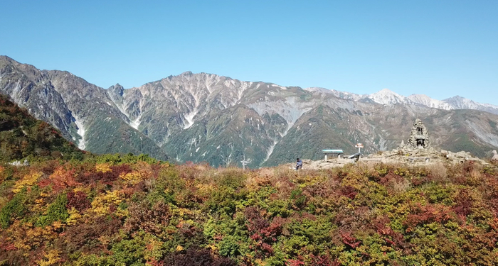 地蔵ケルン周辺の紅葉と白馬三山、唐松岳。