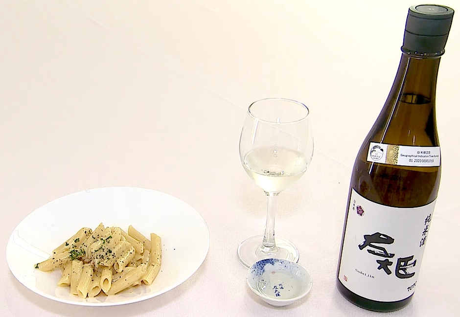 「左大臣 こしひかり 純米酒」とペンネ カルボナーラ