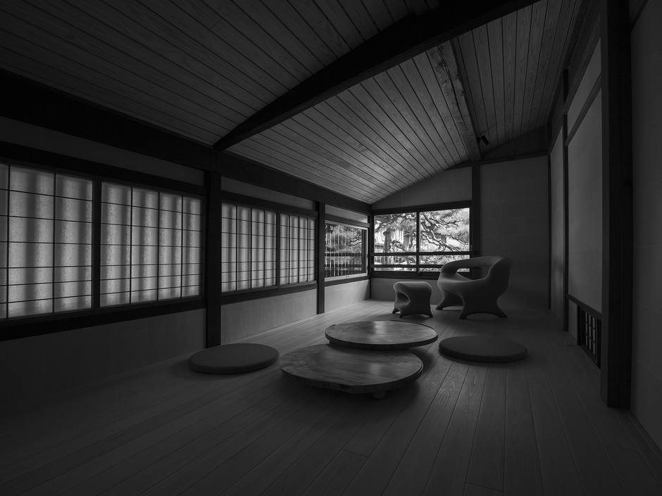 谷屋内部　飛騨の木工作家のオリジナル家具が置かれた個室