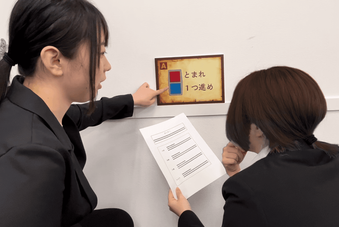 ゲームのために情報を集めている参加者のイメージ_体験型研修サービス「ミズカラ」ハラスメント研修