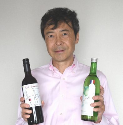 手掛けた酒が2年連続の栄誉に輝いた金子教授。左が「アルデバラン」、右が「純米-eme-エメー」
