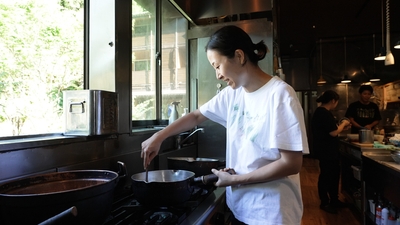 料理する桑木野シェフ
