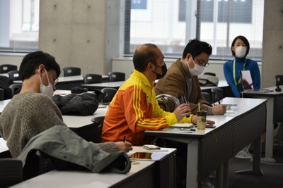 発表を聞く田口純子准教授と(右)とゲストの(左から)竹本さん、小林さん、梶村さん
