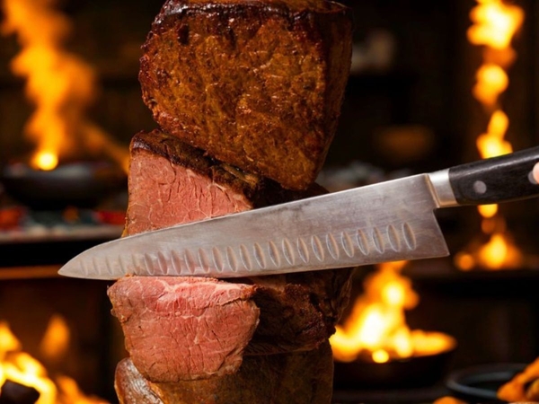 シェフ特製シュラスコを目の前でフランベパフォーマンス！