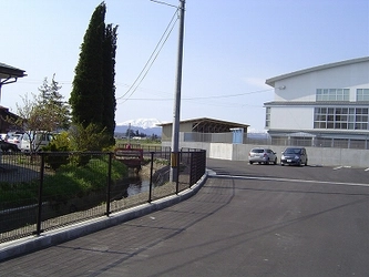 【納入事例レポート】あ、ここにも杉田エース！Vol.155福島県会津若松市の幼稚園・小学校に敷地全体を囲むフェンスを設置。積雪にも対応可能なフェンスは全長約400ｍにも及びました。