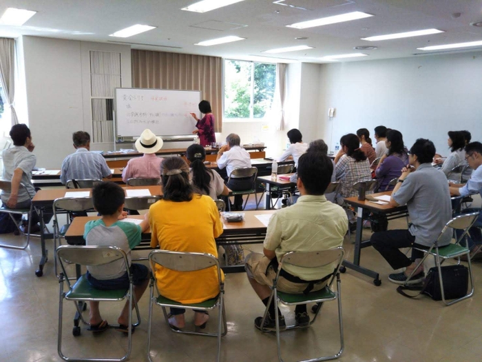 講座をする加工食品診断士の福田さん
