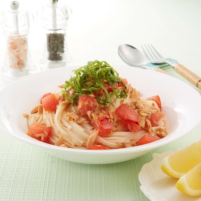 例:トマトとツナの冷製むぎくらの平麺