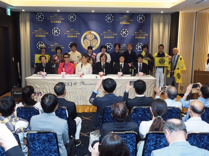 前列左2番目からGOD、SIZUKU、藤倉親宏 後列(徳川姫殿劇団)外国人記者クラブにて