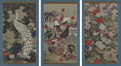 左から、【高精細複製品《動植綵絵》のうち：老松孔雀図［展示期間：4/17～5/1］、群鶏図［展示期間：4/17～5/1］、牡丹小禽図［展示期間：5/2～5/17］】　全て キヤノン株式会社制作（2026年）、皇居三の丸尚蔵館収蔵