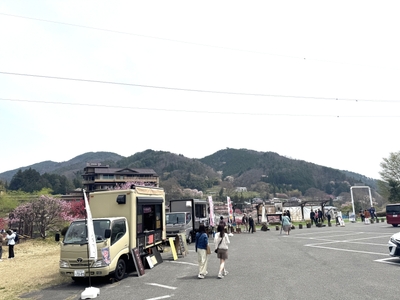 旅館の大型駐車場にキッチンカー商店街をオープン