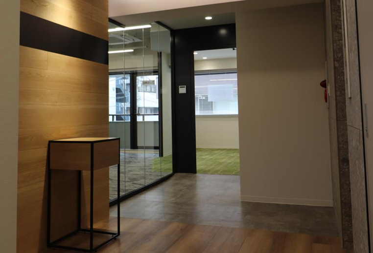 神田エリアのおしゃれなセットアップオフィス!受付と執務室で印象が180度違う希少オフィスが募集開始