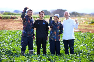 「みくりな農園」様(左から1人目・3人目)と内田C.R.O、 ONODERA GROUPエグゼクティブシェフ・杉浦 仁志(左から4人目)