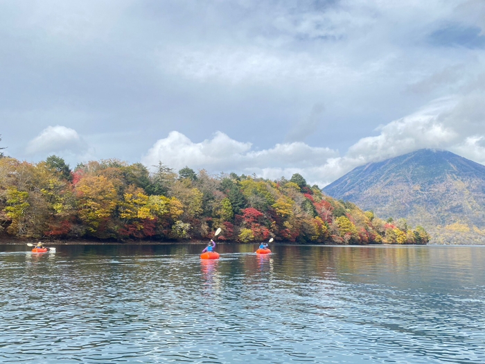 日光国立公園中禅寺湖畔から出廷するパックラフト