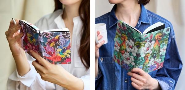 持ち運びに便利なポケットサイズ（左：PARADISE）、ビジネスや勉強にもおすすめミディアムサイズ（右：EXOTIC）