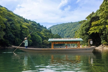 【星のや京都】～嵐峡の新緑を望む空中茶室や屋形舟を貸し切り、季節の夕食や新茶を堪能～新緑の薫りに包まれ過ごす滞在プログラム 「風薫(かぜかお)る星のや新緑滞在」提供｜期間：2023年5月10日〜6月15日