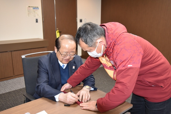 激励のメッセージを書く立花理事長