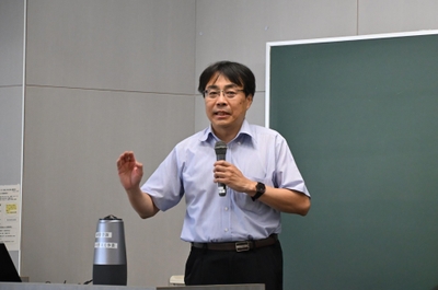 挨拶する田中社会連携センター長