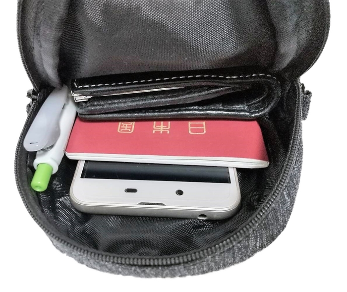 貴重品はポーチに仕分け